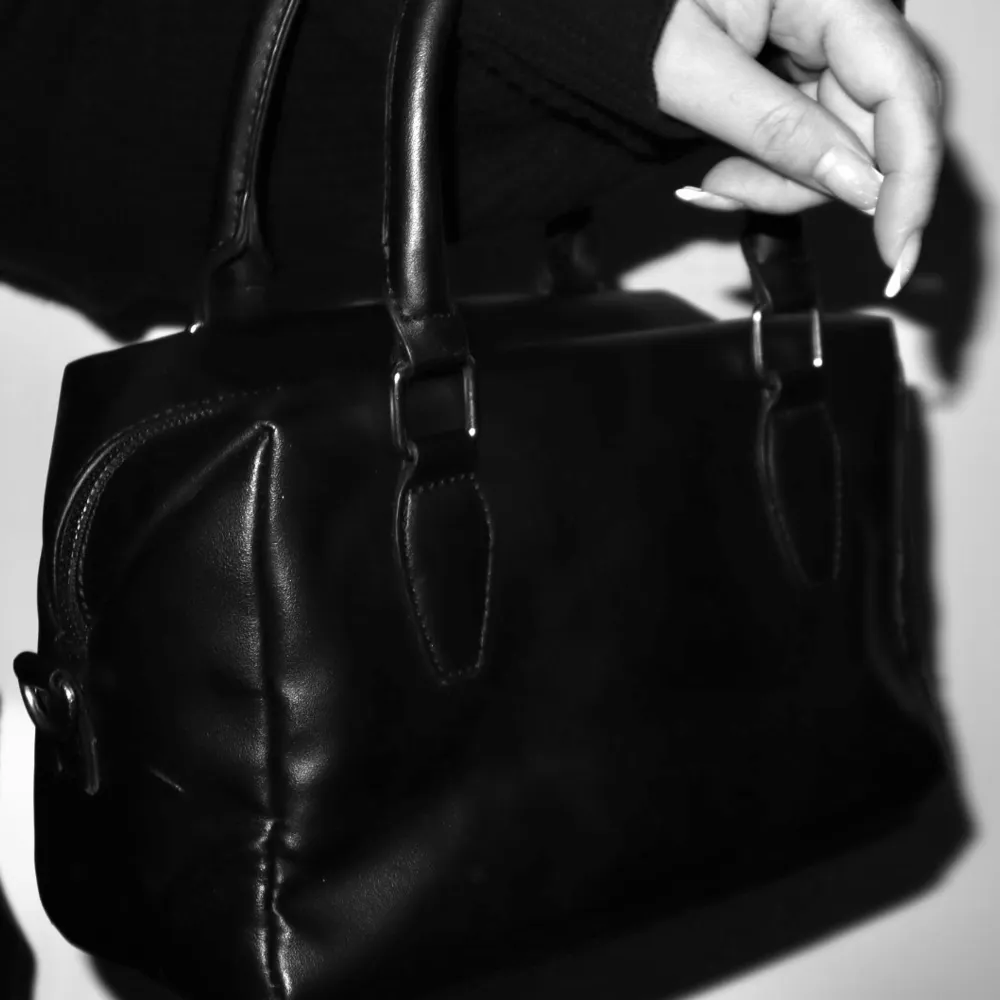 Basis svart väska, passar perfekt till vardagliga outfits! (Frakt tillkommer). Väskor.
