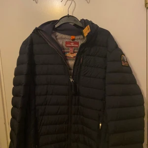 Parajumper kort jacka dam - Jackan har endast kommit till användning 1 gång och är i nyskick. Säljer den pgd att den inte kommer till användning. Modellen är kort dam och jag skulle säga att den är i storlek 36. Färgen på jackan är i mörk blå. Priset är inklusive frakt🤍