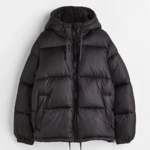 H&M puffer jacka - Säljer denna trendiga och snygga jackan från h&m! Slutsåld!
