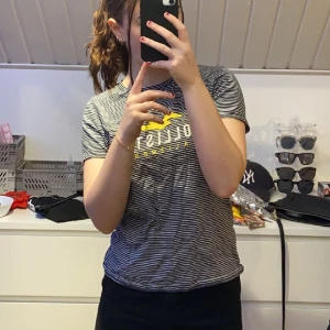 Randig t-shirt  - Randig T-shirt från Hollister 