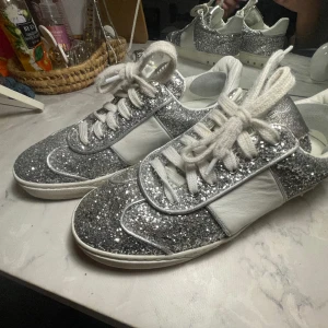 Valentino flycrew skor  - Tryck inte på köp nu. Super snygga glittriga Valentinos med alla nitar kvar. Finns flera bilder. Jag kan mötas upp och posta men frakt ingår inte. Det sitter häl skydd i skon men det kan man lätt ta bort. Kan byta mot 39. Om du undrar något fråga mig 🙌