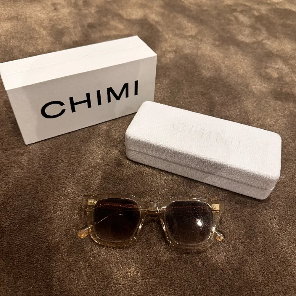 Säljer nu dessa snygga och somriga chimi 04 i färgen ecru, glasögon beställdes förra sommaren och har använts väldigt sällan sedan dess, köpte den för 1200 men jag säljer för endast 699kr, glasögonen är hela och rena och har inga repor!!. Accessoarer.