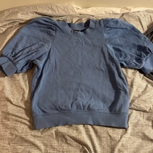 Blus från Lindex  - Jätte fin blus från Lindex i fint skick💗. Jag säljer pga att den inte kommer till andvändning längre. Tryck INTE på ”köp nu” utan kontakta mig!