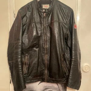 Läderjacka - Svincool vintage läderjacka men snygg knäppning! Storlek M äkta läder