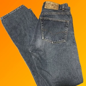 Diesel jeans rak modell  - Storlek 28” längd 30”!