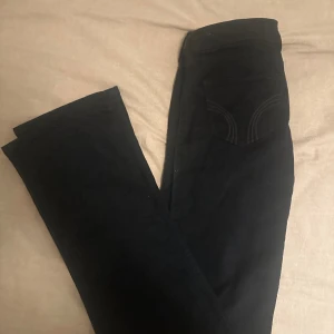 Hollister jeans  - JÄTTE snygga lågmidjade jeans från hollister! Säljer då de tyvör var för små för mig! Dock satt de perfekt i längden och jag är 170, har inga bilder på men skriv för midjemått osv💓💓 dem är mörk mörk blå men skulle säga att färgen är svart 