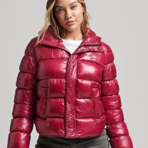 Superdry jacka - Säljer min skit snygga dunjacka från Superdry som är slutsåld överallt! Den är i perfekt skick, inga defekter 🫶 storlek: 36