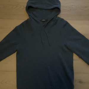 DRESSMAN HODDIE - Säljer denna mysiga blåa hoddie ifrån Dressman i bra skick