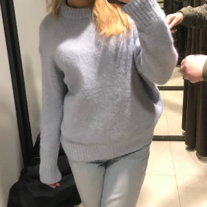 Tjocktröja - En jättefin ljusblå tjocktröja från zara! Skriv för mer bilder❤️
