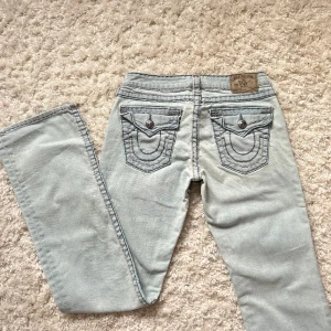 Lågmidjade Bootcut jeans  - Ljusblå true religion jeans. Lågmidjade & Bootcut, jätte fint skick. Innerbenslängd: 83 midjemått:36+ stretch, för långa på mig som är 161.Vill du köpa trycker du på köp nu, jag postar inom 24h