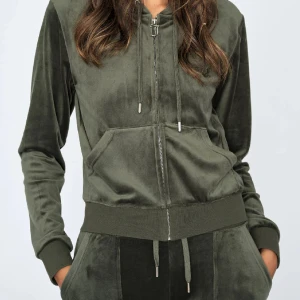 Juicy Couture Del Ray  - Säljer mina Del Ray Classic Velour Pant Pocket Design byxor från Juicy Couture. Använda en gång. Tröjan: Storlek M, Byxorna: Storlek S. 