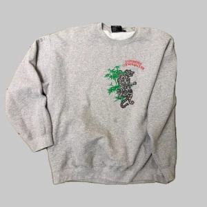 GRÅ COLLEGETRÖJA MED TRYCK  - Riktigt soft collegetröja med tryck från Impossible Conversations. Köpt för 1499. Perfekt nu till vintern och att matcha med ett par feta jeans! Hör av er vid frågor/fler bilder! 