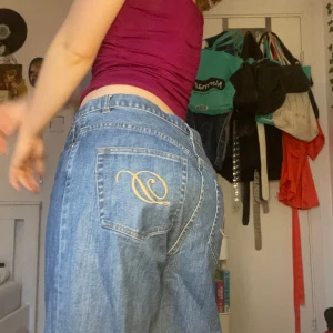 Jeans - Superfina jeans med ascoola fickor! Säljer då jag inte använt dem sen jag köpte dem för några månader sen❤️    midjemått: 88cm innerbenslängd: 62cm 