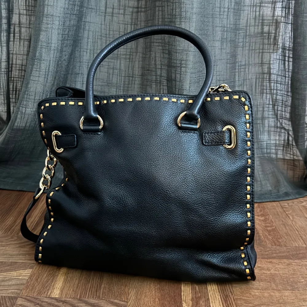 Pristine condition never used  Soft saffiano leather with gold plated trim  Comes with dust bag . Väskor.
