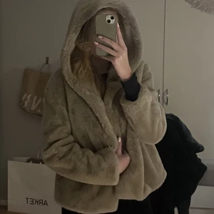 Fluffig jacka med luva  - Jacka i fuskpäls, mjuk och varm, storlek M, bäst färg på de sista bilderna 