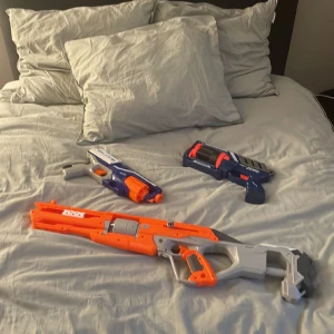 Nerf  - Andvänder inte längre men dem är fina bra skick men det kommer inte med skott det är därför det är billigt pris och de ska skickas så är frakten 60kr 