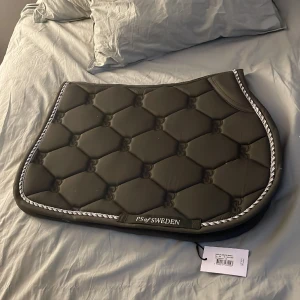 Ps of Sweden  - Säljer för att jag köpte fel storlek. Grönt Ps of Sweden färgen Forrest green. Testat en gång utan sadel när jag la på det bara. Om man vill ha det skickat så är det +60kr frakt.