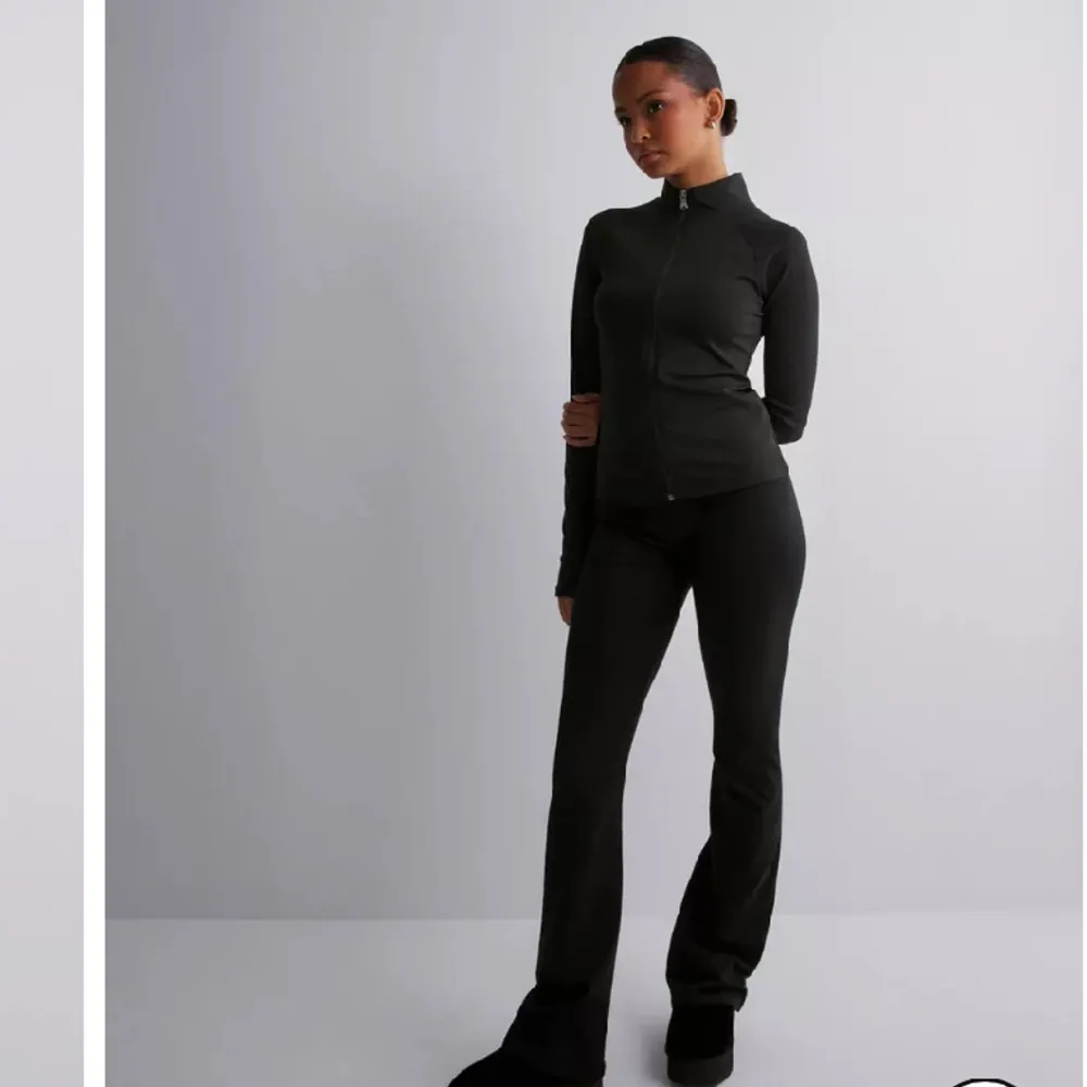 Säljer denna helt nya tränings tröjan i svart från Nelly😻säljer pga att jag har 2 och behöver inte de💗även lite lik tränings tröjan från lululemon fast billigare pris💞. Hoodies.