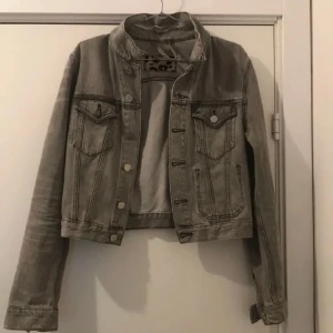Acne-jacka - En superfin jacka från acne  Köpt secondhand men aldrig använd🩶