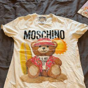 Moschino t shirt ny pris 2699 storlek M väldigt bra skick passar både S & M kan gå ner i pris vid snabb affär. 