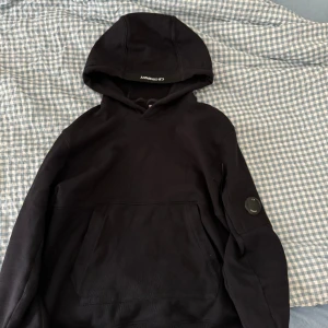 CP Company hoddie  - Storlek s använd lite. Säljer pga för liten. Ny pris 2300 kom med bud eller byten