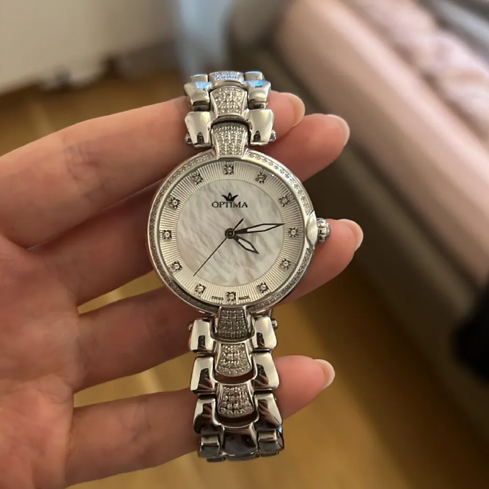 Very good condition with 183 small diamonds. Stainless steel. Swiss.. Accessoarer.