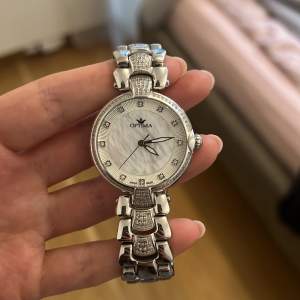 Very good condition with 183 small diamonds. Stainless steel. Swiss.