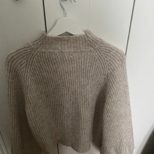 Stickad beige tröja  - Stickad beige tröja väldigt mysig sticks inte alls. Snygg med lite hög krage inte alls så hög 