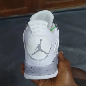 Jordans 4 - Säljer mina Jordan 4 white oroe då dom inte riktigt har kommit till användning. Använt några gånger men i nyskick. Köpt från stockx med tillhörande tag.