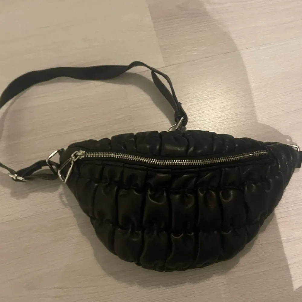 Vacker väsks från bershka i nyskick.. Laukut & Käsilaukut.
