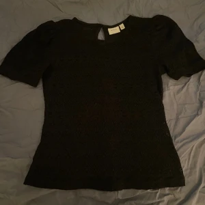 Svart topp - Fin topp från Vila. Använd få gånger, i nyskick.  Storlek - M 