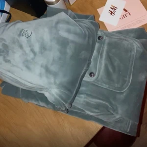 Juicy couture chinos green sett - This tracksuit is in a really good condition I haven’t worn it that much even tho it’s such a cozy and comfortable tracksuit because I don’t have the same taste in clothes like when I bought it Dm for more pictures. It’s bought from juicy coutures website