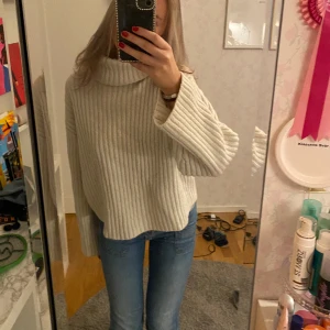 Stickad polo tröja - En varm stickad polo tröja från bikbok💗strl M men passar också S💗