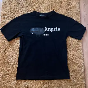 1:1 Svart Palm angels spray T-Shirt, branding och tags på hela tröjan. Riktigt fet tröja som passar till allt, Kontakta för mer specifika/närmre bilder.