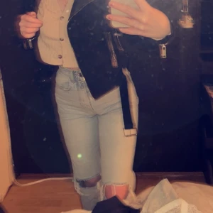 Gina tricot jeans - Perfect jeans från Gina tricot i strl 32. Jeansen är i nytt skick, använda 2-3 gånger max. Står ej för frakt eller postens slarv.