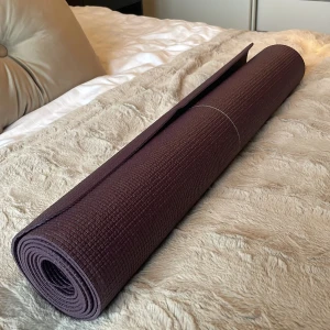 Yogamatta  - Använd fåtal gånger från märket Casall ca 184 cm lång och ca 61 cm bred 