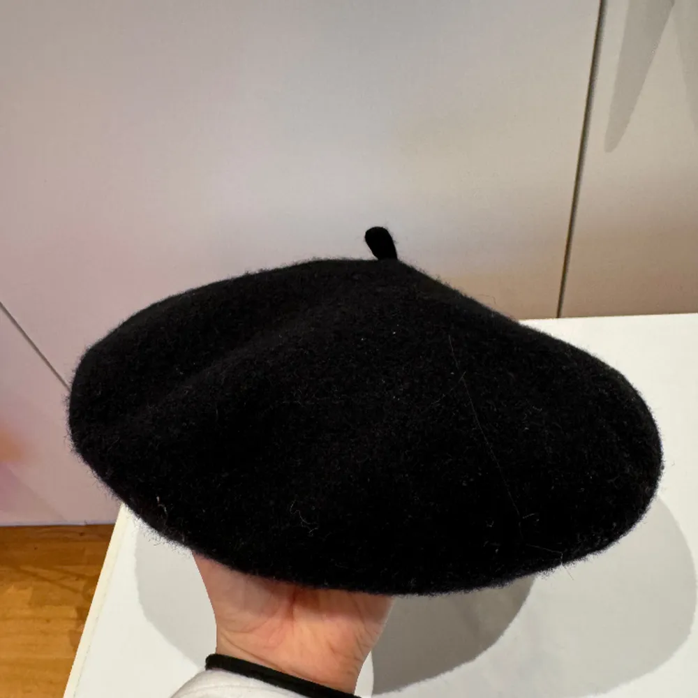 Aldrig använd! Köpt från hattbutik i Kristianstad. 🌸🫶🏻 Storlek: One Size . Accessoarer.