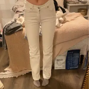 Ett par vita jeans köpta från carlings och säljs då de behöver ett nytt hem! De är i väldigt bra skick och säljs för 199 kr💗 Waist:24 Length:32, passar mig som har 32/34 i jeans! 
