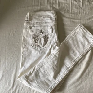 Miss me jeans - Fina vita miss me jeans i nyskick. Dem är skinny i modellen och har fin design på fickorna. Storlek 27!🩷 (tvättas innan jag skickar dem)