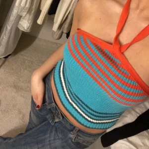 Topp zara - Denna jättesnygga toppen från zara som inte finns kvar längre, säljer för det inte riktigt är min stil🤍
