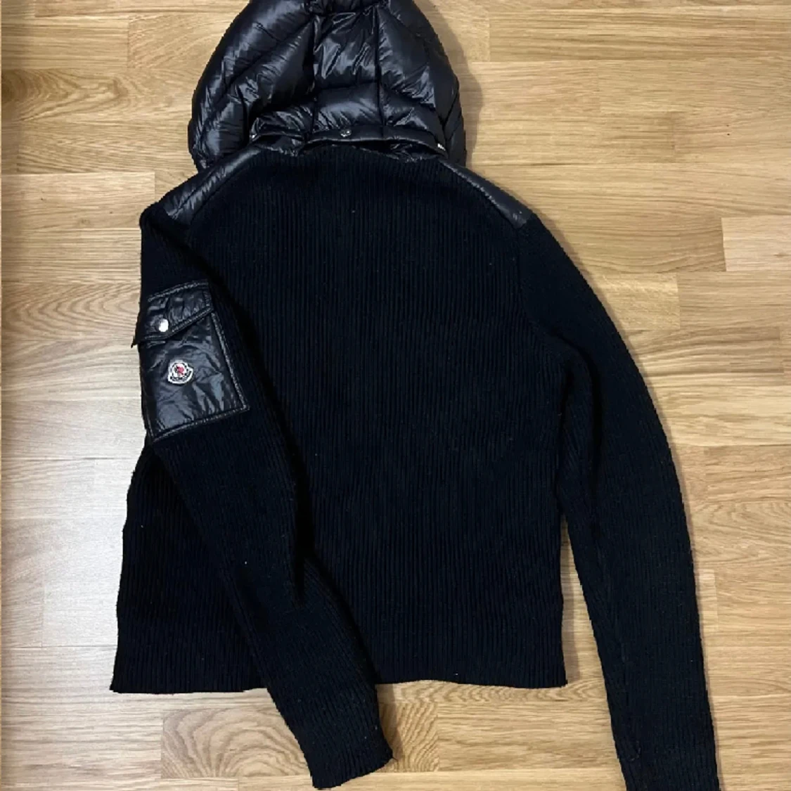 Moncler cardigan i storlek M - 90