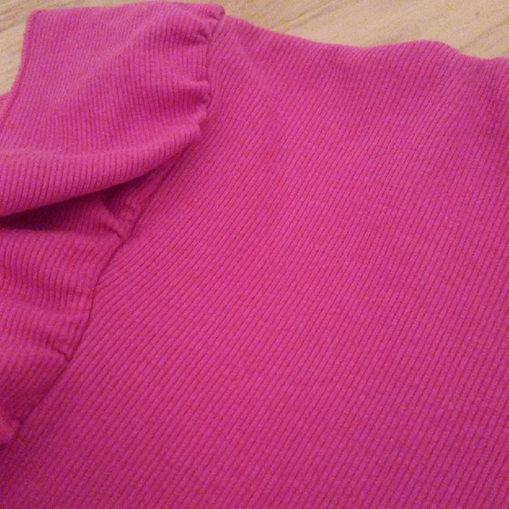 Säljer denna fina rosa tröjan från gina tricot för att den inte kommer till användning den är storlek 158-164💕. Tröjor & Koftor.