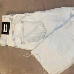 Jeans från dr denim. Högmidjade, vida ben W28L30 Jeansen är ljuuuusblå med vitt ”stänk” svårt att få med på bild! Fint skick 