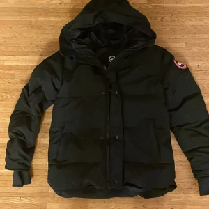 Canada goose jacka  - Storlek xs, oanvänd då den är för liten, pris kan diskuteras.