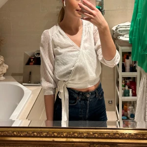 Vit blus - Vit fin blus från Bikbok med knyte i storlek s☺️