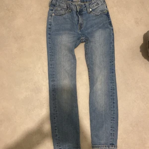 Jeans - Bra matrial, blir inte hål i dom. Knappt använda.