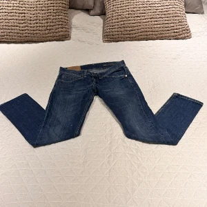 Dondup jeans - Feta dondup jeans i strl 31! Slim ( riktigt grish ). Skönt pris, nästan lika skönt som skönheten på jeansen😉 Så om du vill ha snygga och stilrena jeans köp då dessa! 4000kr nypris👖