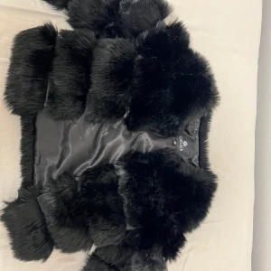 Pälsjacka XS (Chelsea) - Svart pälsjacka från Chelsea nästan helt ny storlek Xs. Använd 1-2 gånger och super bra skick. För mer bilder får ni gärna skriva privat och pris kan även diskuteras. Om ni har frågor är det bara att skriva❤️