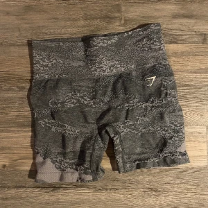 Shorts  - Träningshorts från gymshark i en jätte fin blå färg, storlek S.  Säljer också samma modell i tights men gröna
