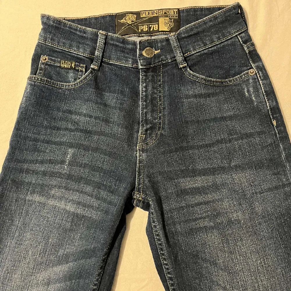 Storlek 28, bra skick, säljer pågrund av att dom aldrig används, ny pris runt 2000kr, säljer för 750kr. Jeans & Byxor.